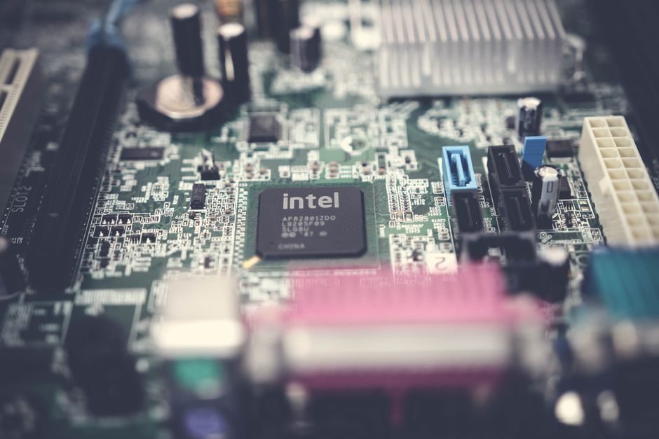 Tesla'nın Çip Hamlesi: Intel'den Kritik Transferle Yarı İletken Üretimine Odaklanıyor
